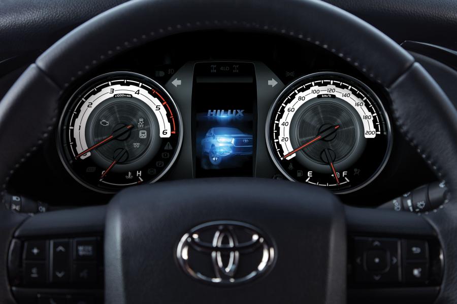 Панель приборов Toyota Hilux SRX 50th Anniversary Double Cab 2018 года  (LA) (фото 9 из 9)